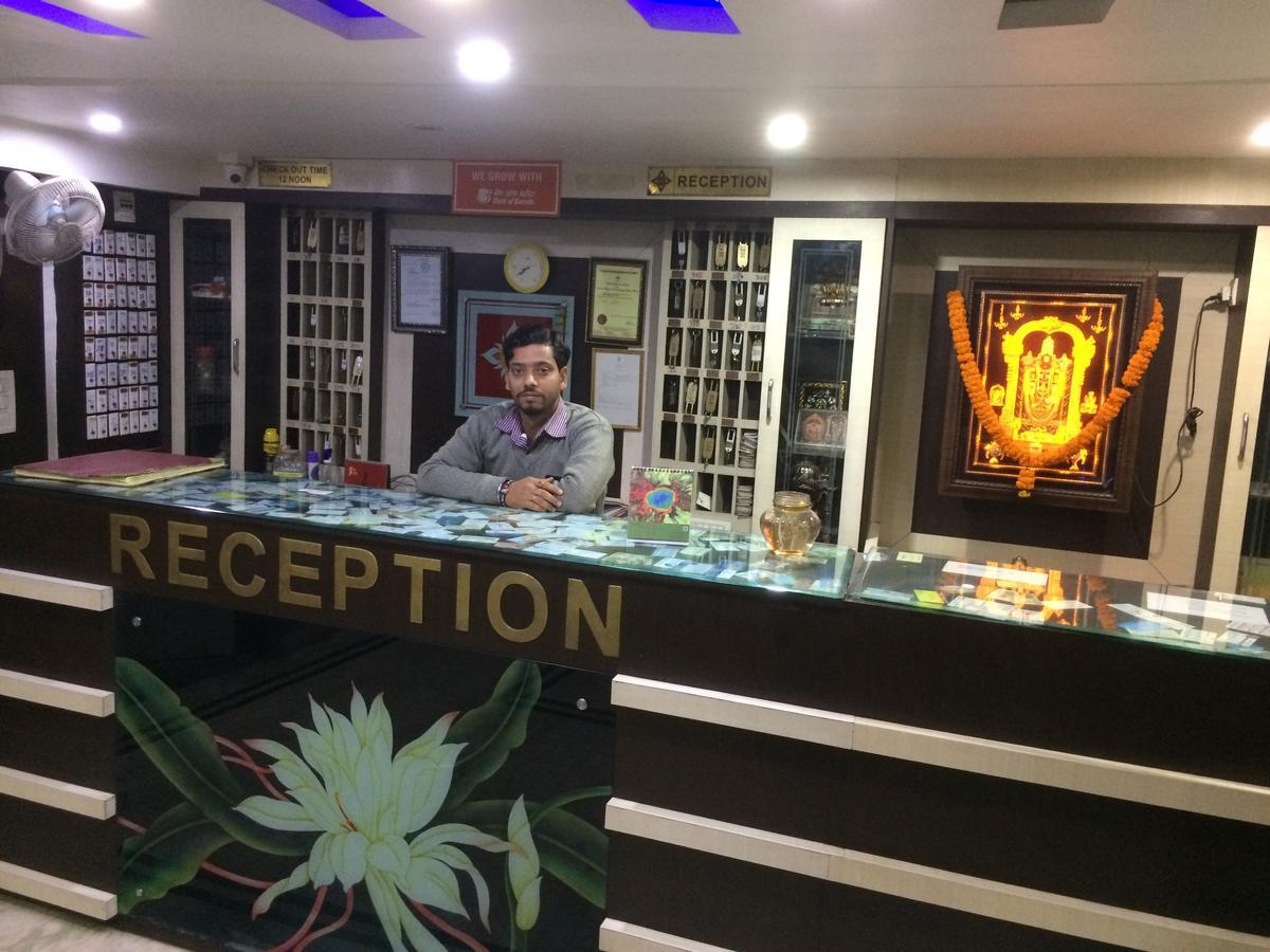 Oyo 16064 Tirupati Lodge Siliguri Luaran gambar
